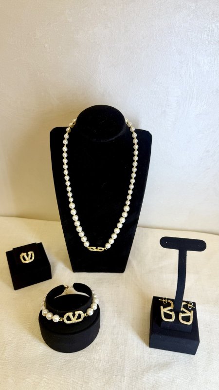 طقم لؤلؤ Valentino