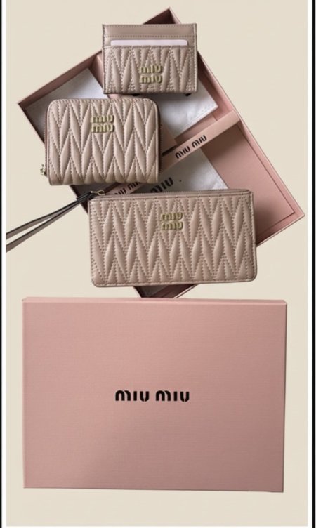 طقم جزدان Miu Miu